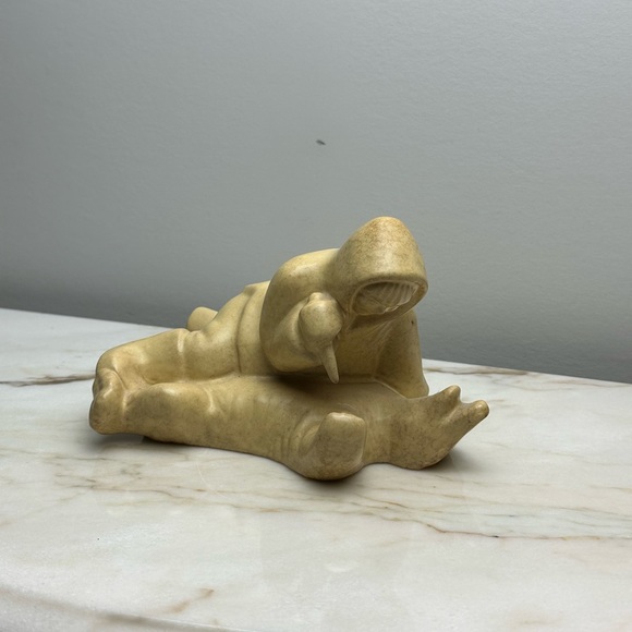 Vintage Beige Hollow Hunter Sculpture - Picture 5 of 12